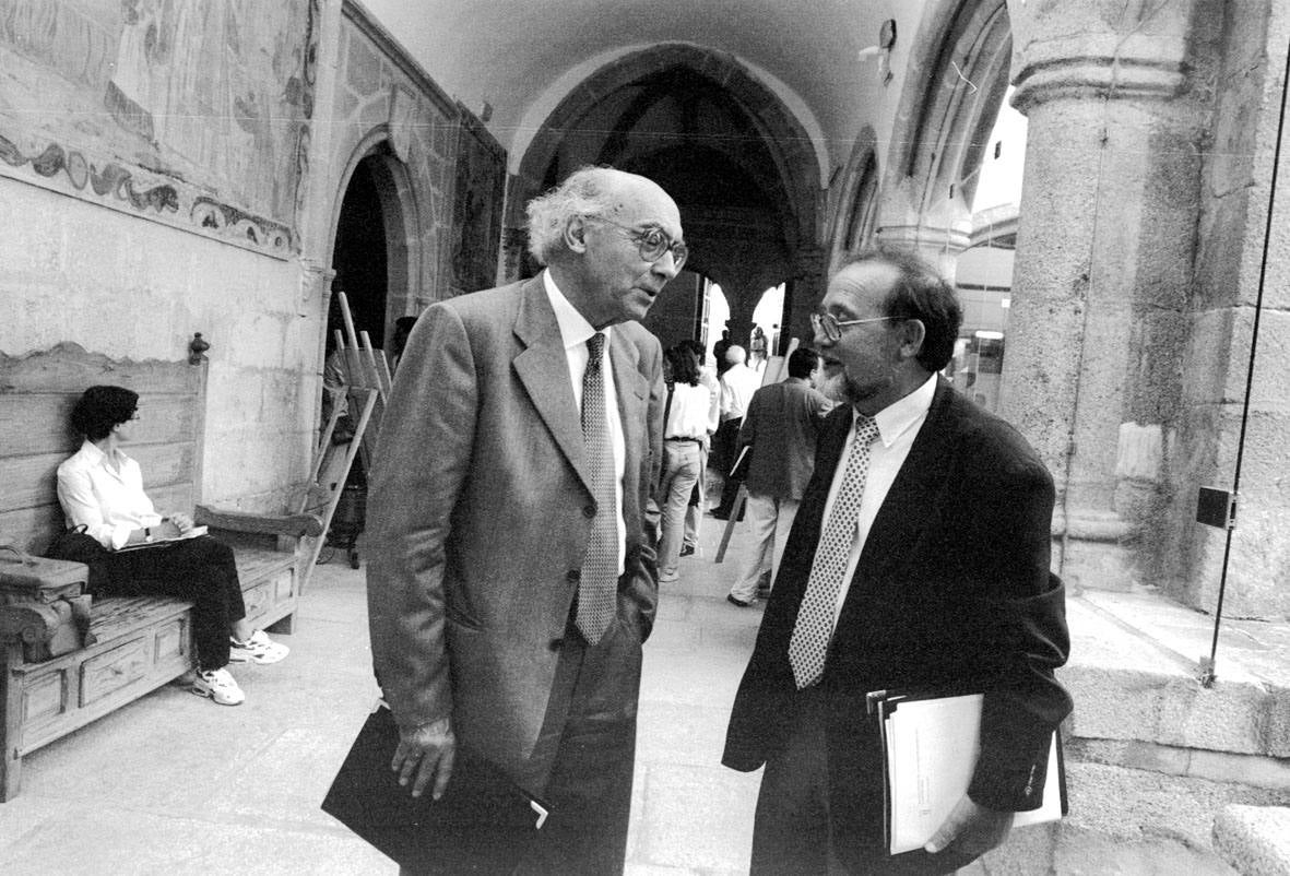 Saramago el 22 de septiembre de 1998 en el Complejo Cultural San Francisco de Cáceres, en el Congreso Iberoamericano de Filosofía, unos días antes de ser nombrado Premio Nobel.