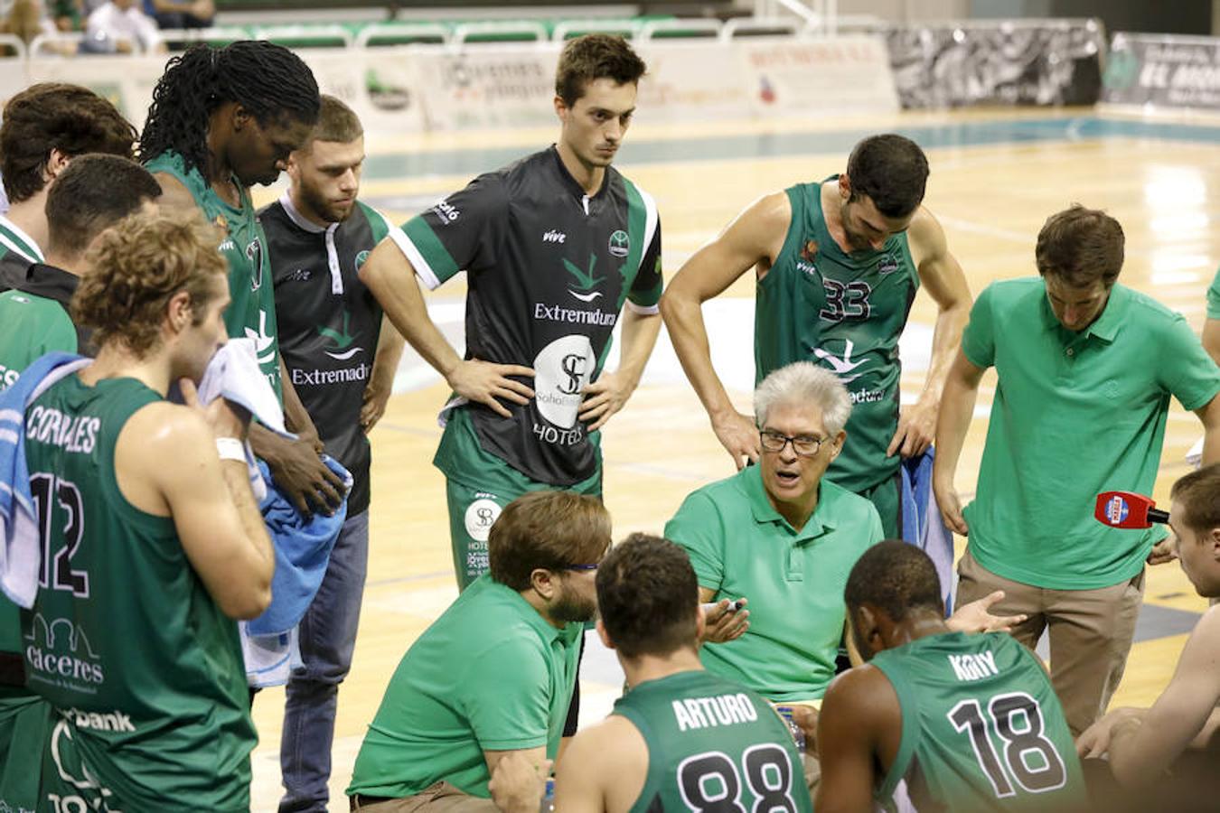 Los asturianos, tocados por una varita mágica en el tiro de tres, no dieron opciones a un Cáceres castigado por fallos en defensa y ataque