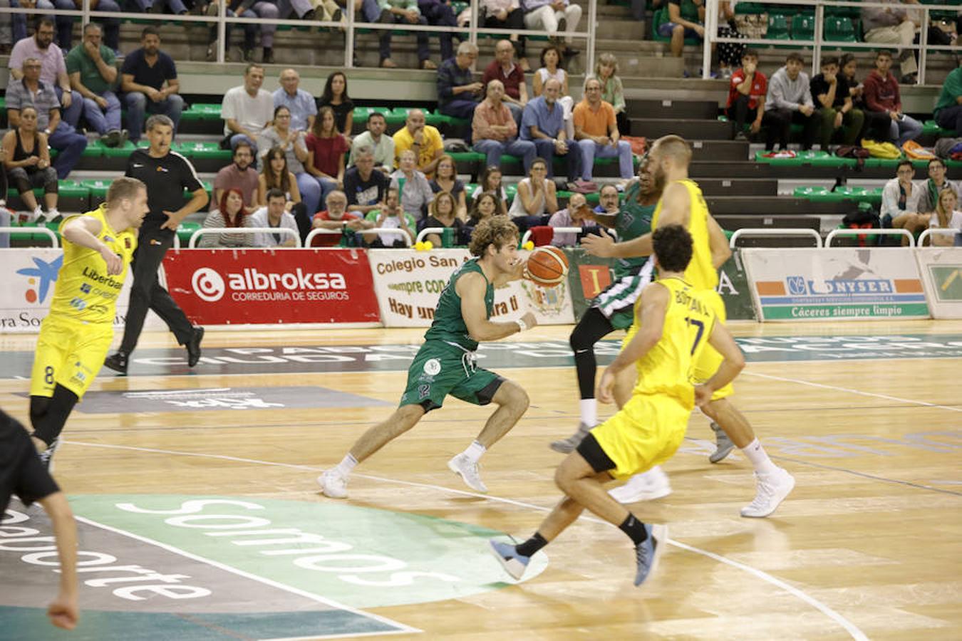 Los asturianos, tocados por una varita mágica en el tiro de tres, no dieron opciones a un Cáceres castigado por fallos en defensa y ataque