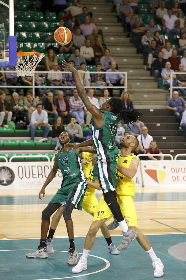 Los asturianos, tocados por una varita mágica en el tiro de tres, no dieron opciones a un Cáceres castigado por fallos en defensa y ataque