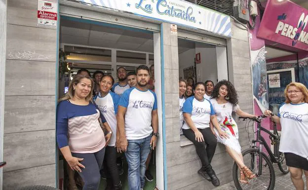 Hondureños residentes en Cáceres en el bar 'La Catracha', que su compatriota Reina Margarita González ha abierto en Gómez Becerra.