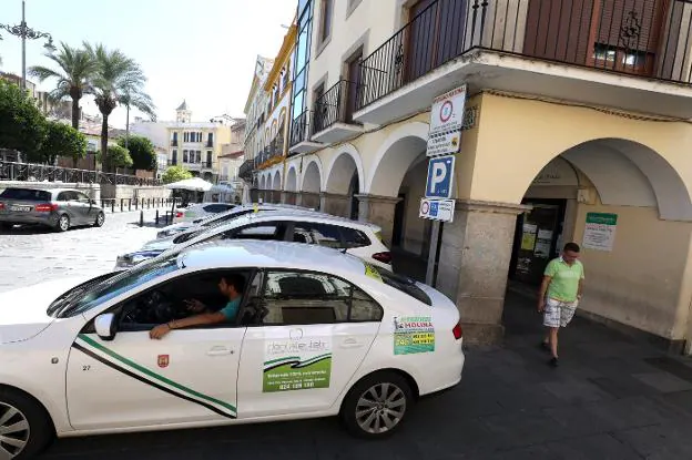 Taxis esperando coger clientes en la parada de la plaza de España. :: brígido