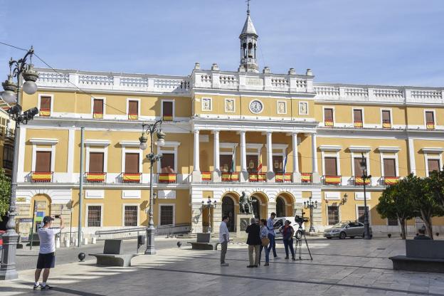 El Ayuntamiento, con las banderas de España. :: j. v. arnelas