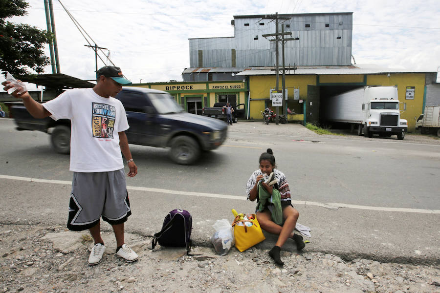 Familias completas iniciaron el sábado la marcha desde Honduras hacia Estados Unidos