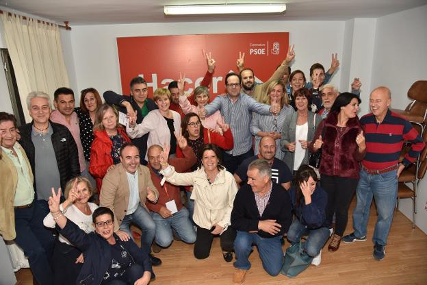 Raúl Iglesias, en el centro de la fotografía, celebra la victoria con otros miembros del partido. 