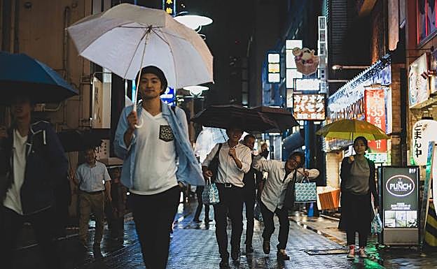 Un grupo de jóvenes de compras. 