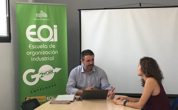 Un profesor de la EOI de Trujillo en tutoría con María Corbalán.