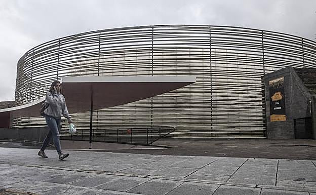 Exterior del Palacio de Congresos Manuel Rojas, que se levanta sobre el solar de la antigua plaza de toros. :: 