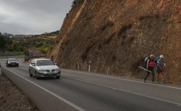 Dos peregrinas caminando por la carretera que une Cáceres y Casar de Cáceres. :: 