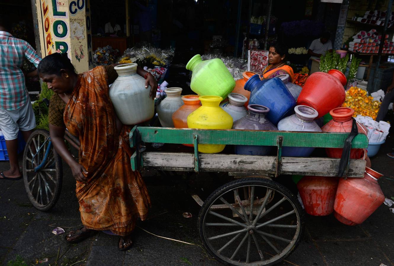Los vendedores indios organizan calabazas pintadas para parecerse a demonios durante el festival de Durga Puja en un mercado mayorista de flores en Chennai. El festival de cinco días de Durga Puja, que conmemora el asesinato del demonio rey Mahishasur por la diosa Durga, señala El triunfo del bien sobre el mal.