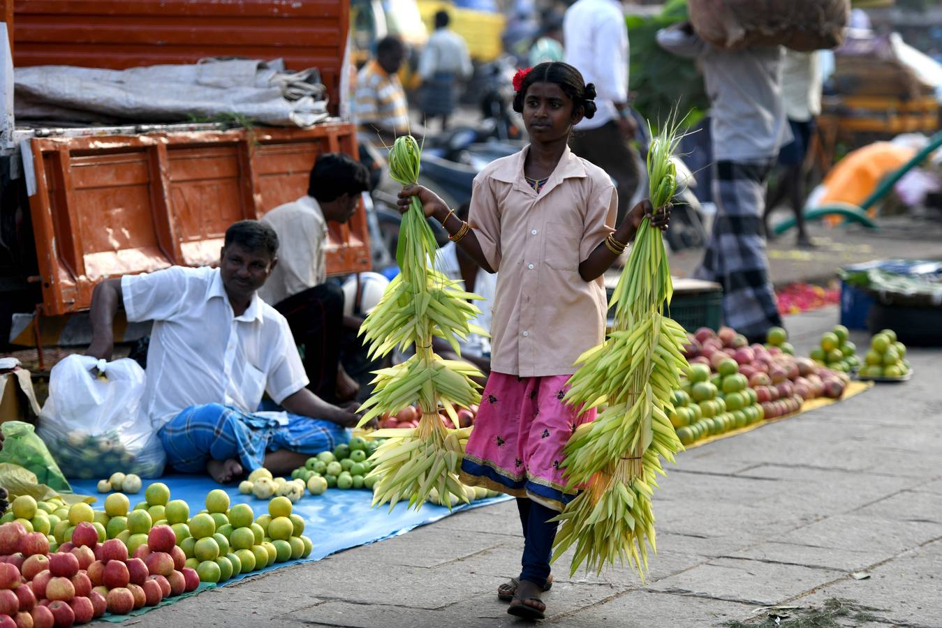 Los vendedores indios organizan calabazas pintadas para parecerse a demonios durante el festival de Durga Puja en un mercado mayorista de flores en Chennai. El festival de cinco días de Durga Puja, que conmemora el asesinato del demonio rey Mahishasur por la diosa Durga, señala El triunfo del bien sobre el mal.