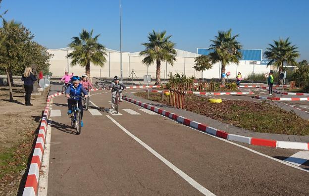 Los escolares actúan como ciclistas y peatones en un circuito. :: e. d.