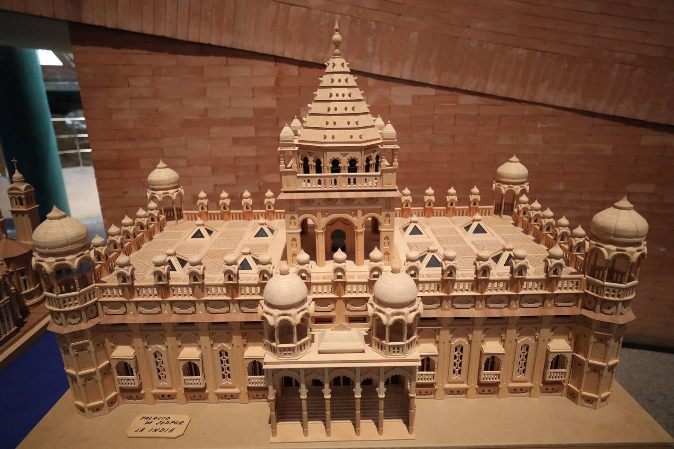Francisco Vicente Collado, profesor ya jubilado, natural de Casas del Castañar aunque vecino, expone en el Centro Cultural Alcazaba hasta el 8 de noviembre una selección de 28 maquetas en madera de monumentos del mundo, desde el Taj Mahal de la India al puente de Londres, pasando por San Basilio de Moscú o la Giralda de Sevilla.