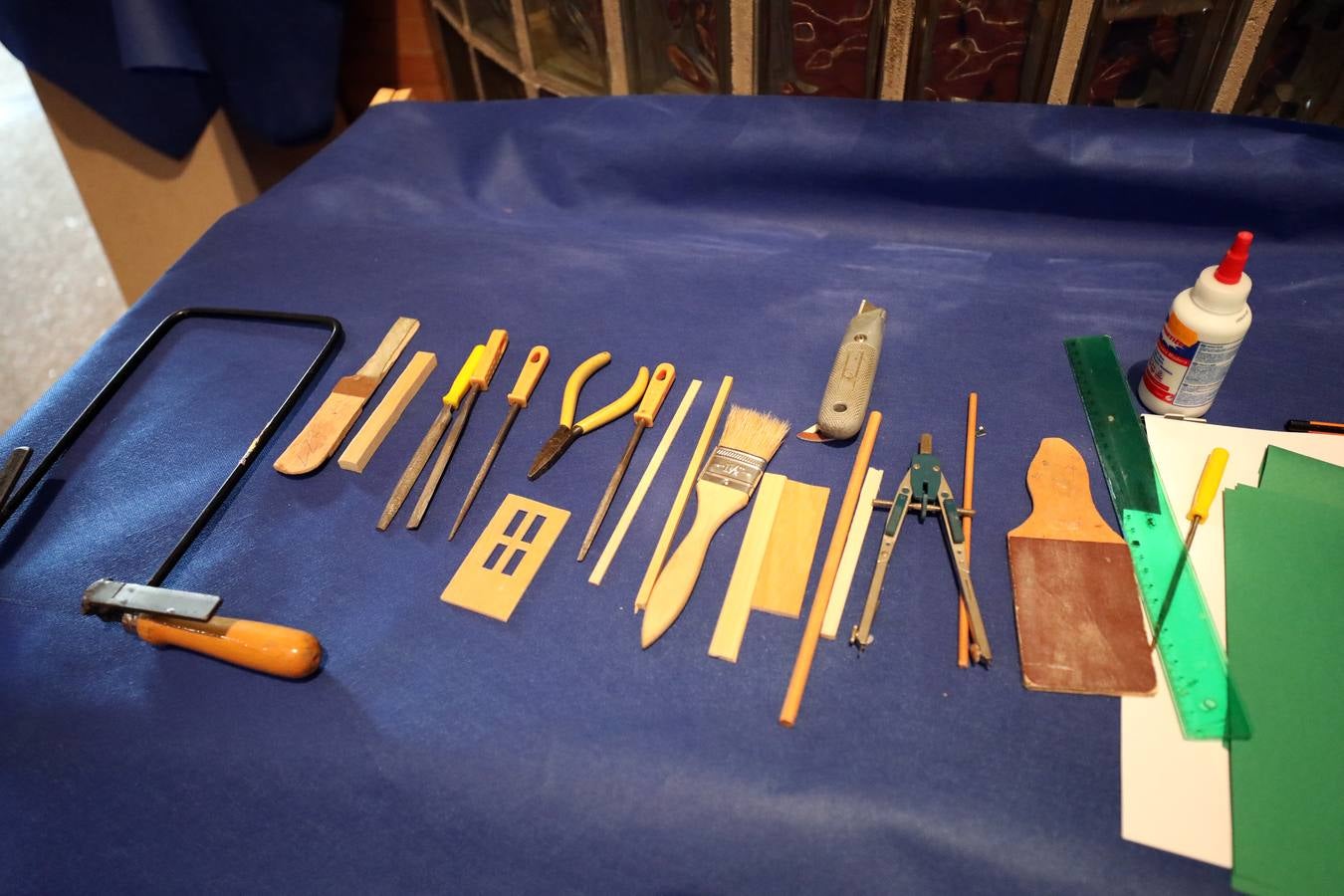 Francisco Vicente Collado, profesor ya jubilado, natural de Casas del Castañar aunque vecino, expone en el Centro Cultural Alcazaba hasta el 8 de noviembre una selección de 28 maquetas en madera de monumentos del mundo, desde el Taj Mahal de la India al puente de Londres, pasando por San Basilio de Moscú o la Giralda de Sevilla.