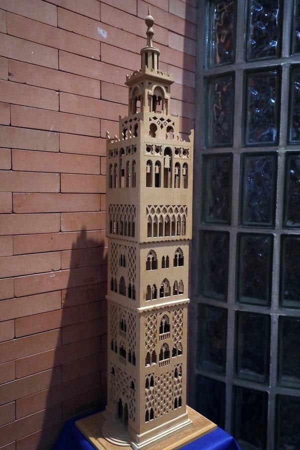 Francisco Vicente Collado, profesor ya jubilado, natural de Casas del Castañar aunque vecino, expone en el Centro Cultural Alcazaba hasta el 8 de noviembre una selección de 28 maquetas en madera de monumentos del mundo, desde el Taj Mahal de la India al puente de Londres, pasando por San Basilio de Moscú o la Giralda de Sevilla.