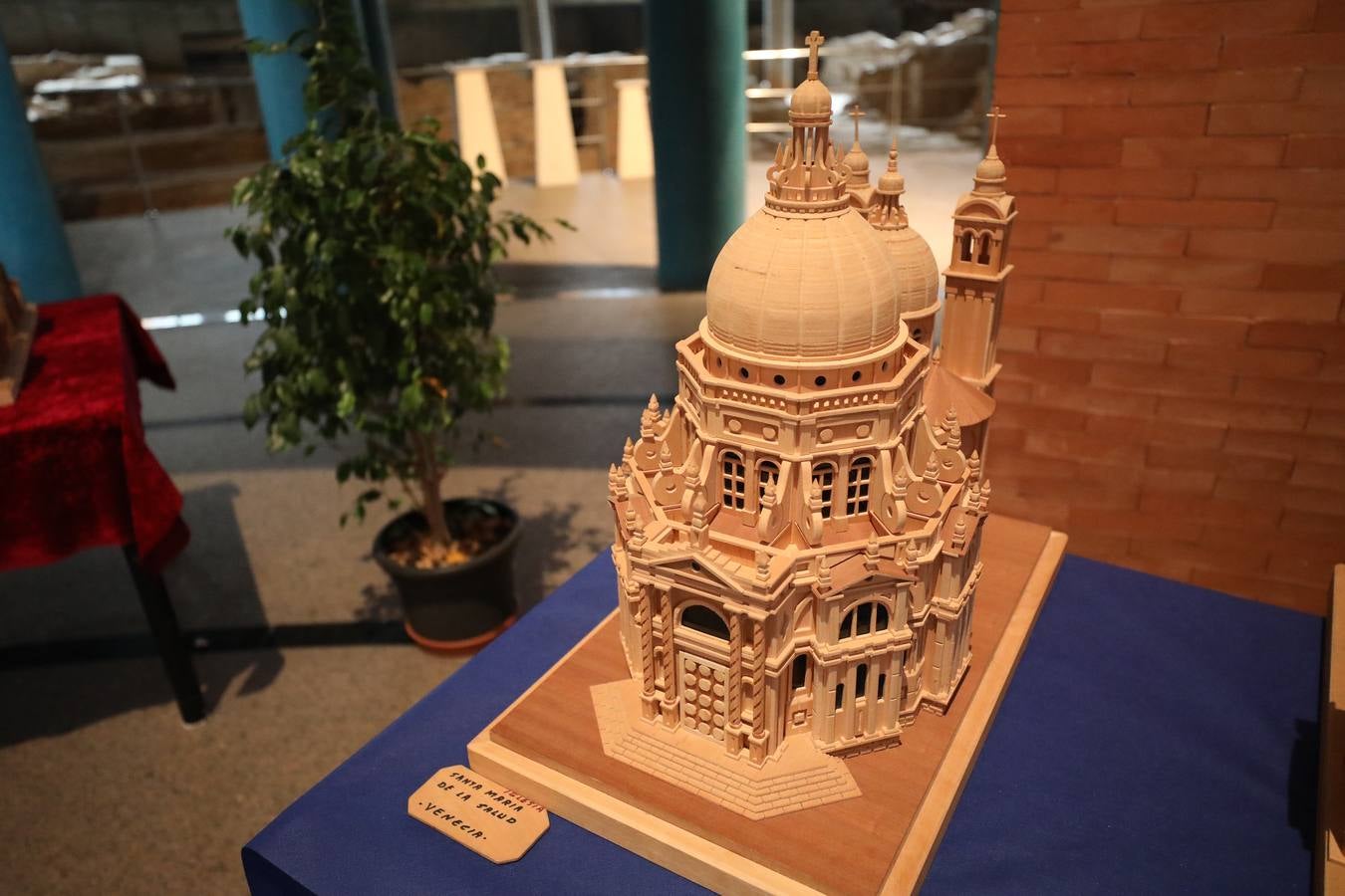 Francisco Vicente Collado, profesor ya jubilado, natural de Casas del Castañar aunque vecino, expone en el Centro Cultural Alcazaba hasta el 8 de noviembre una selección de 28 maquetas en madera de monumentos del mundo, desde el Taj Mahal de la India al puente de Londres, pasando por San Basilio de Moscú o la Giralda de Sevilla.