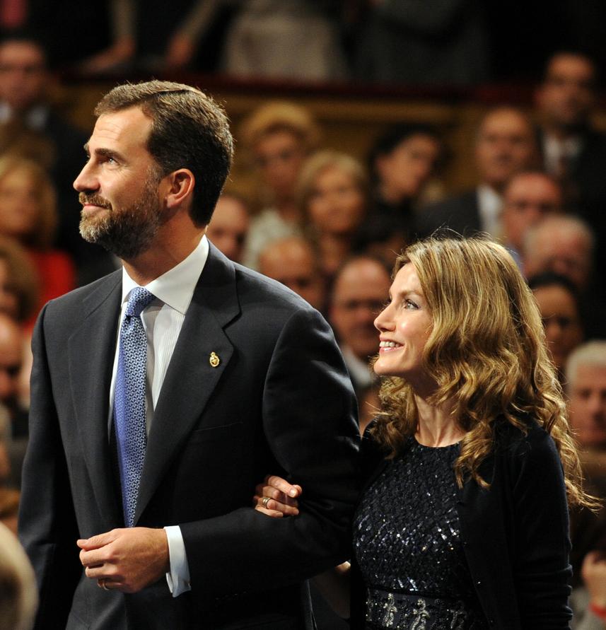 Doña Letizia durante la entrega de los Premios Príncipe de Asturias del año 2009 en el Teatro Campoamor de Oviedo acompañada del Príncipe Felipe