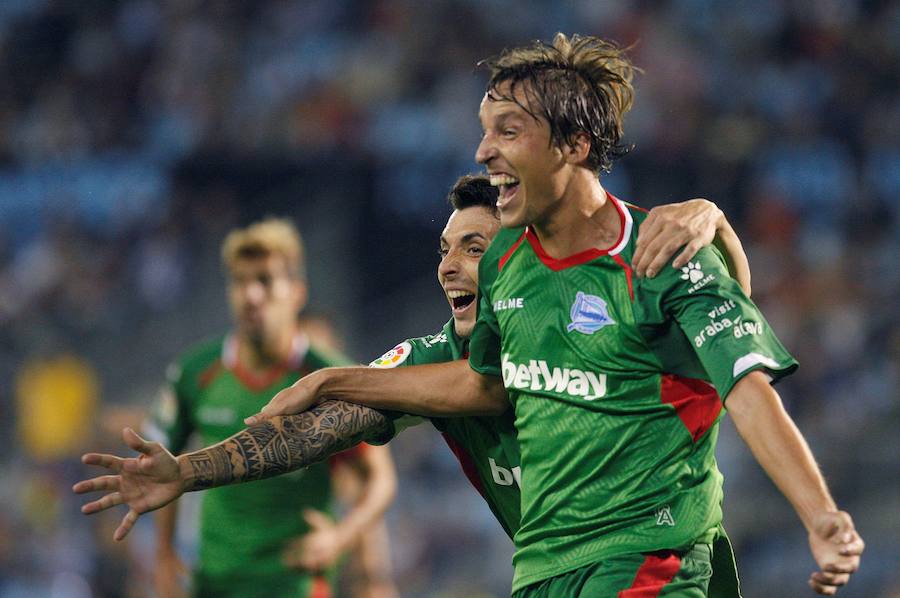 El jugador del AlavésTomás Piña celebra su gol contra el Celta.