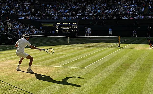 Juan Martín del Potro golpea la bola en un partido ante Rafael Nadal. 