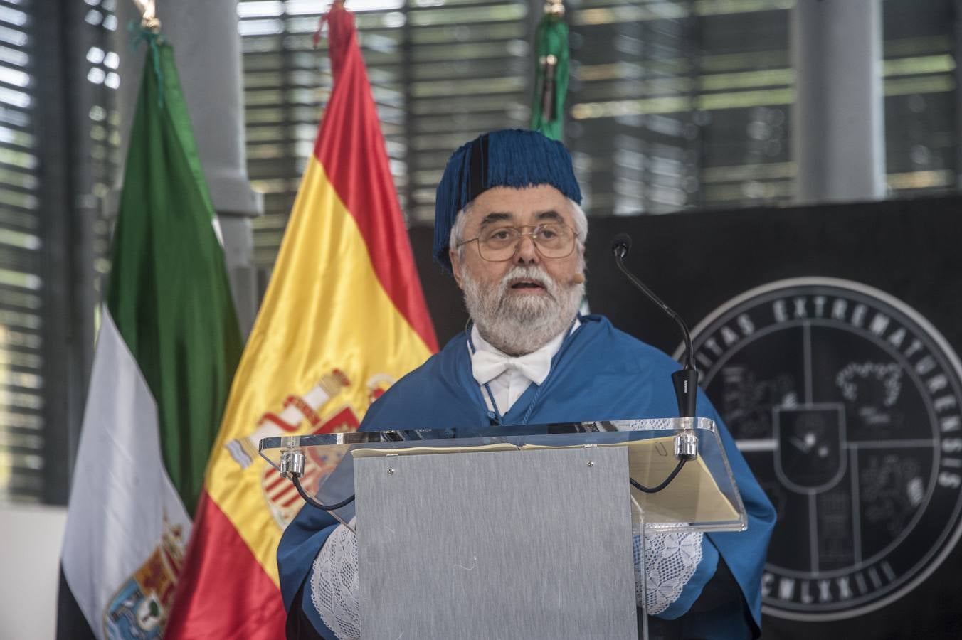 En el acto de Apertura Solemne del Curso Académico 2018-19« de la UEx, han asistido el presidente de la Junta de Extremadura, Guillermo Fernández Vara, y el alcalde, Francisco Javier Fragoso. El actual rector de la Uex, Segundo Píriz, que afronta su etapa final al frente de la Universidad regional, ha afirmado que muchos investigadores que trabajan fuera de España »ansían volver al país y no pueden«.