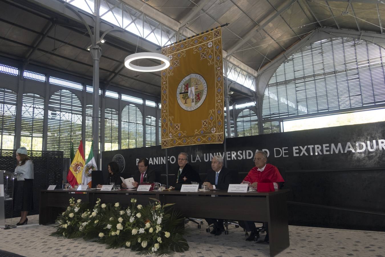 En el acto de Apertura Solemne del Curso Académico 2018-19« de la UEx, han asistido el presidente de la Junta de Extremadura, Guillermo Fernández Vara, y el alcalde, Francisco Javier Fragoso. El actual rector de la Uex, Segundo Píriz, que afronta su etapa final al frente de la Universidad regional, ha afirmado que muchos investigadores que trabajan fuera de España »ansían volver al país y no pueden«.
