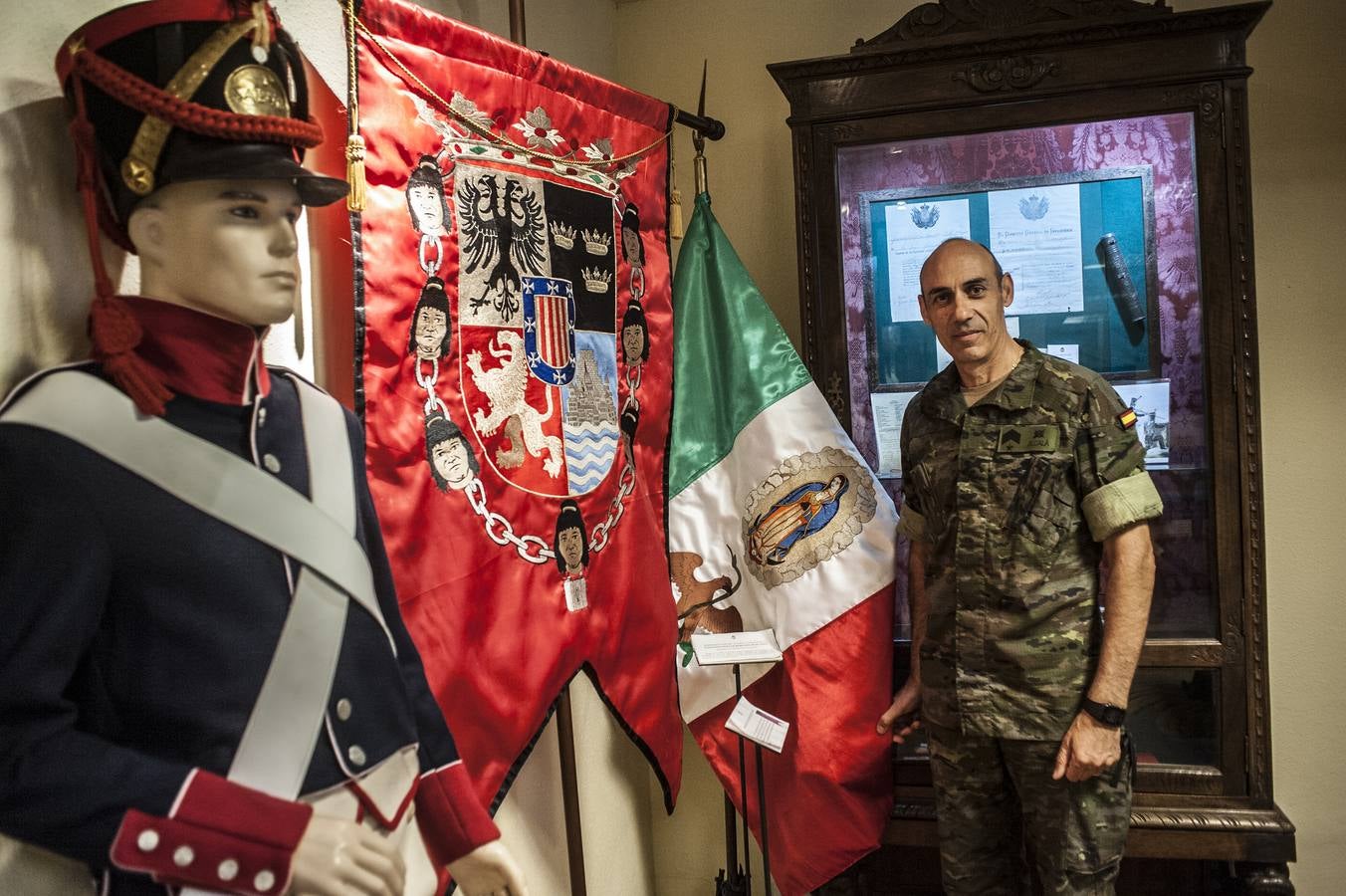 El Regimiento Saboya tiene su sede en la Base de Bótoa (Badajoz) desde 1991 está entre las más antiguas del mundo y el mapamundi de la sala principal da fe de los puntos donde ha batallado. Hay chinchetas repartidas por todos los continentes entre el siglo XVI y el XXI. El Saboya se creó el seis de noviembre de 1537 en Italia, en el ducado de Saboya, para proteger la ruta de suministro hacia Flandes desde la Península Ibérica. Pocos regimientos del ejército español tiene en su hoja de servicio la batalla de Bailén, en la que se derrotó por primera vez a Napoleón, las Guerras Carlistas, las campañas de África, la de Cuba o en el protectorado africano. 