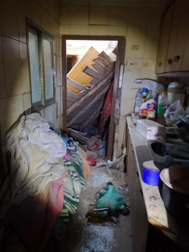 Estado en el que quedó la vivienda cuyo techo se derrumbó en Almendralejo el pasado jueves. :: Hoy