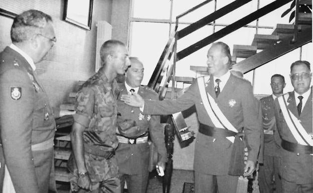 El Rey Juan Carlos en Cáceres, en 1996, con su sobrino. ::