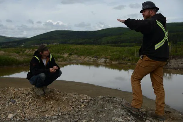 Dos de los protagonistas que buscan oro en una región inhóspita en la frontera entre Alaska y Canadá. ::  R. C.