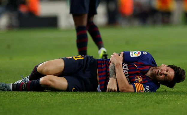 Leo Messi, se duele de su codo derecho. 