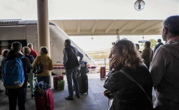 Imagen de archivo de usuarios del tren esperando en la estación de Cáceres