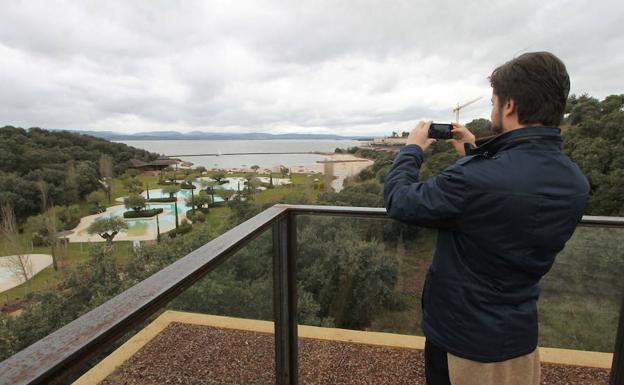 Un visitante del complejo residencial y de ocio toma una foto de la zona de playa artificial . 