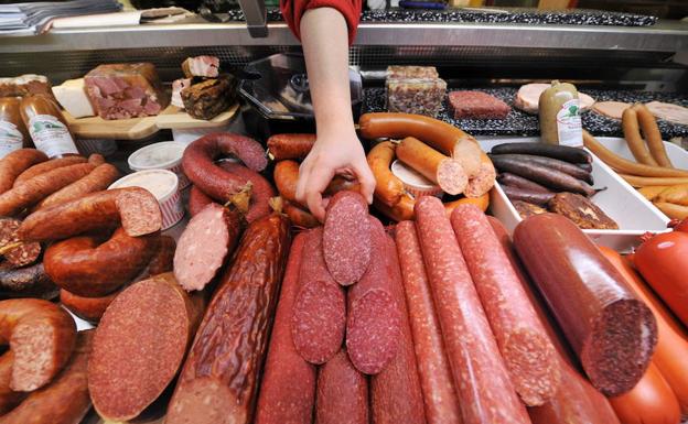 La comida embasada o conservada en plásticos pueden absorber partículas que estos poseen y que no están permitidas para la alimentación.