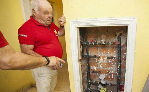Un vecino de Aldea Moret muestra el corte de agua en dos viviendas de la calle Germán Sellers. 