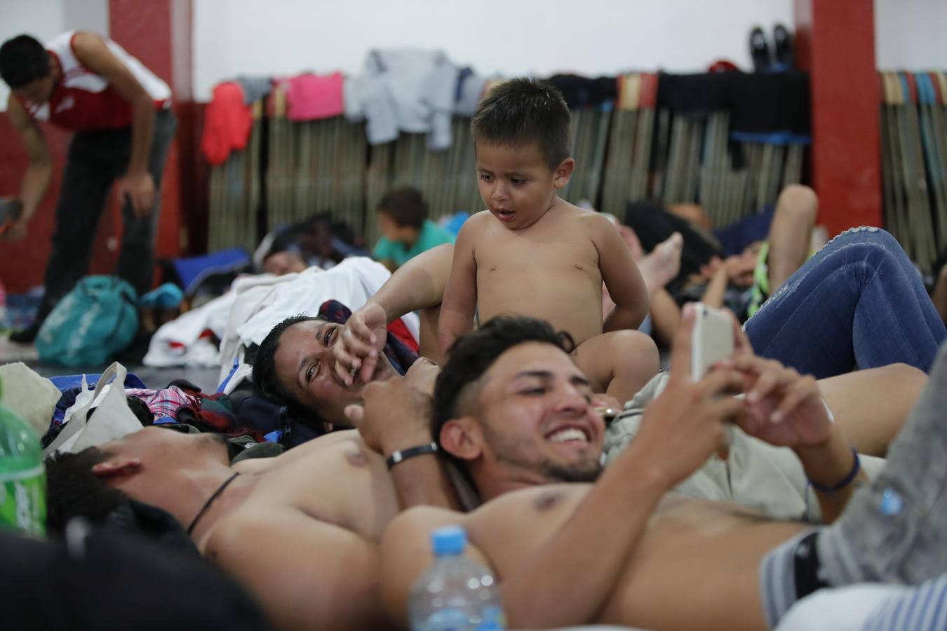 Migrantes hondureños descansan en la población de Huxtla, en el estado de Chiapas (México). Más de 7.000 personas forman parte de la caravana de migrantes centroamericanos que avanza rumbo a Estados Unidos, según una estimación ofrecida por Naciones Unidas. «En este momento, se estima que la caravana incluye a 7.233 personas, muchas de las cuales tienen intención de continuar marchando hacia el norte», dijo el portavoz Farhan Haq durante la conferencia de prensa diaria de la ONU.