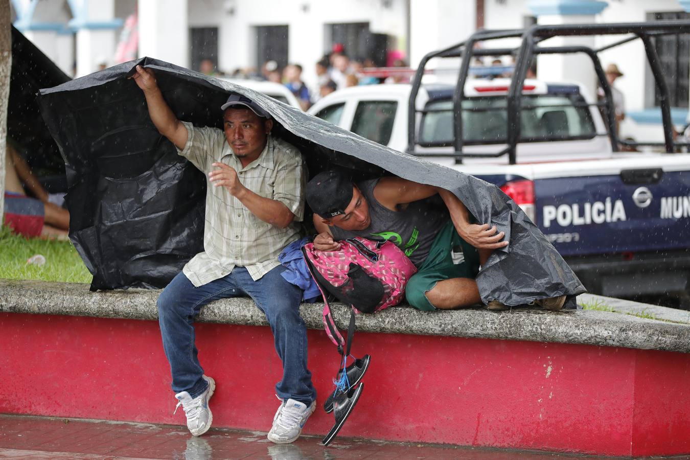 Migrantes hondureños descansan en la población de Huxtla, en el estado de Chiapas (México). Más de 7.000 personas forman parte de la caravana de migrantes centroamericanos que avanza rumbo a Estados Unidos, según una estimación ofrecida por Naciones Unidas. «En este momento, se estima que la caravana incluye a 7.233 personas, muchas de las cuales tienen intención de continuar marchando hacia el norte», dijo el portavoz Farhan Haq durante la conferencia de prensa diaria de la ONU.