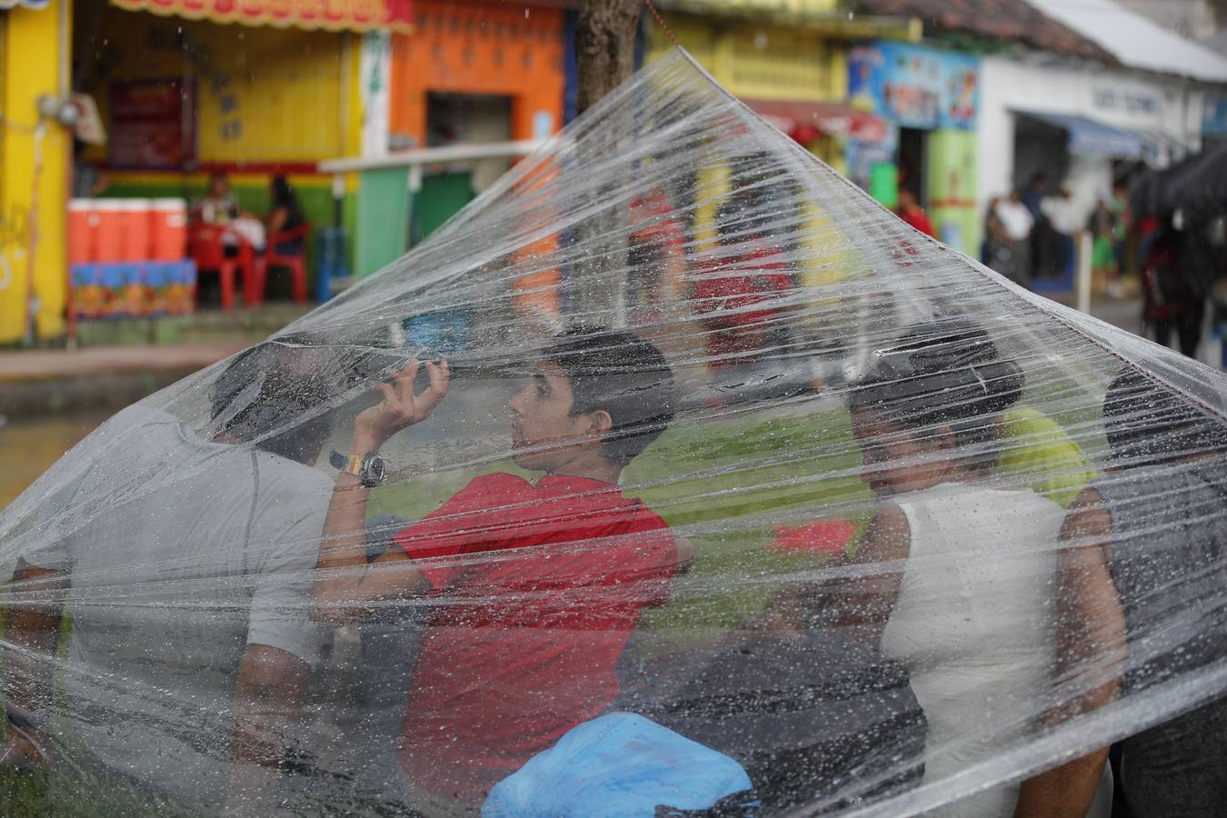 Migrantes hondureños descansan en la población de Huxtla, en el estado de Chiapas (México). Más de 7.000 personas forman parte de la caravana de migrantes centroamericanos que avanza rumbo a Estados Unidos, según una estimación ofrecida por Naciones Unidas. «En este momento, se estima que la caravana incluye a 7.233 personas, muchas de las cuales tienen intención de continuar marchando hacia el norte», dijo el portavoz Farhan Haq durante la conferencia de prensa diaria de la ONU.