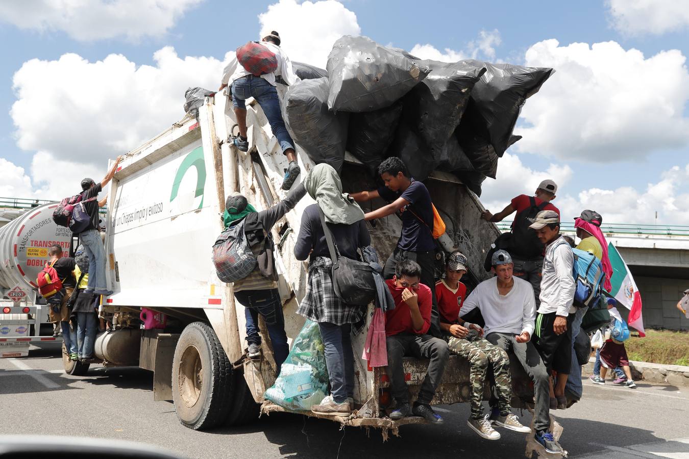 Migrantes hondureños descansan en la población de Huxtla, en el estado de Chiapas (México). Más de 7.000 personas forman parte de la caravana de migrantes centroamericanos que avanza rumbo a Estados Unidos, según una estimación ofrecida por Naciones Unidas. «En este momento, se estima que la caravana incluye a 7.233 personas, muchas de las cuales tienen intención de continuar marchando hacia el norte», dijo el portavoz Farhan Haq durante la conferencia de prensa diaria de la ONU.