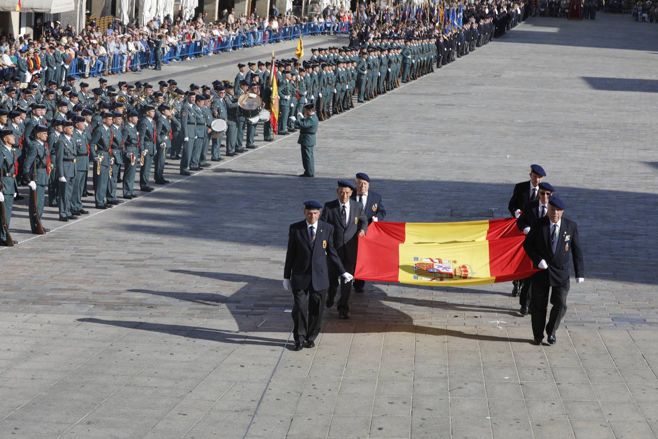 En la Plaza Mayor de Cáceres ha transcurrido el primer desfile fuera de cuarteles de la Hermandad de Veteranos de las Fuerzas Armadas y de la Guardia Civil, que ha congregado a 480 miembros ya jubilados de estos cuerpos de seguridad. El desfile, que ha contado con la presencia del Subsecretario de Defensa, Francisco Javier Varela,además de autoridades locales y regionales.