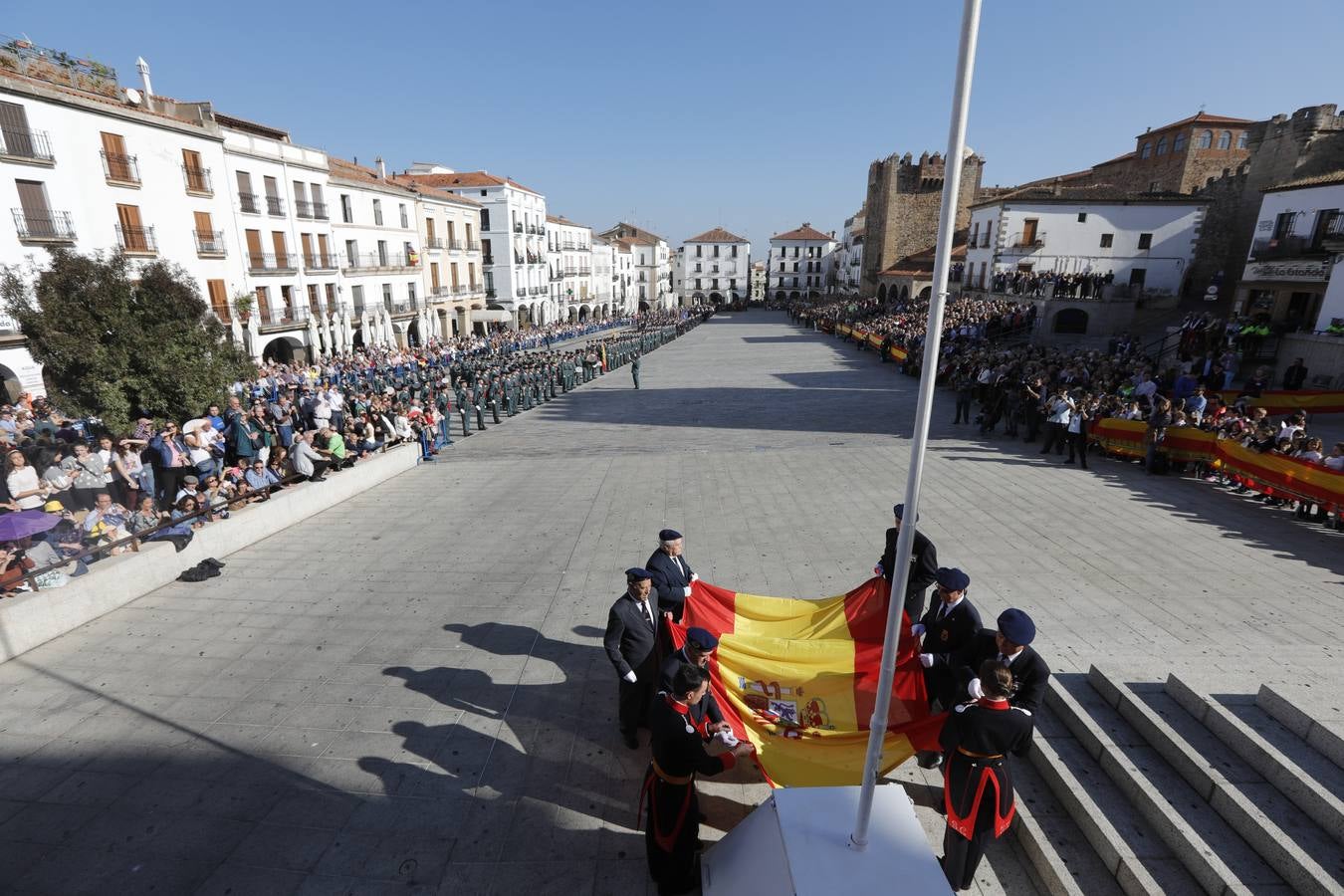 En la Plaza Mayor de Cáceres ha transcurrido el primer desfile fuera de cuarteles de la Hermandad de Veteranos de las Fuerzas Armadas y de la Guardia Civil, que ha congregado a 480 miembros ya jubilados de estos cuerpos de seguridad. El desfile, que ha contado con la presencia del Subsecretario de Defensa, Francisco Javier Varela,además de autoridades locales y regionales.
