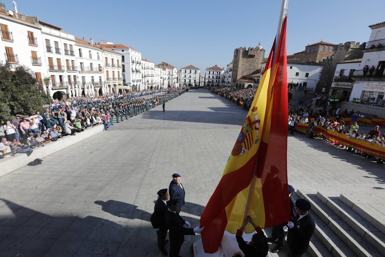En la Plaza Mayor de Cáceres ha transcurrido el primer desfile fuera de cuarteles de la Hermandad de Veteranos de las Fuerzas Armadas y de la Guardia Civil, que ha congregado a 480 miembros ya jubilados de estos cuerpos de seguridad. El desfile, que ha contado con la presencia del Subsecretario de Defensa, Francisco Javier Varela,además de autoridades locales y regionales.