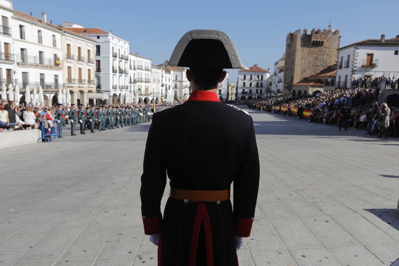 En la Plaza Mayor de Cáceres ha transcurrido el primer desfile fuera de cuarteles de la Hermandad de Veteranos de las Fuerzas Armadas y de la Guardia Civil, que ha congregado a 480 miembros ya jubilados de estos cuerpos de seguridad. El desfile, que ha contado con la presencia del Subsecretario de Defensa, Francisco Javier Varela,además de autoridades locales y regionales.