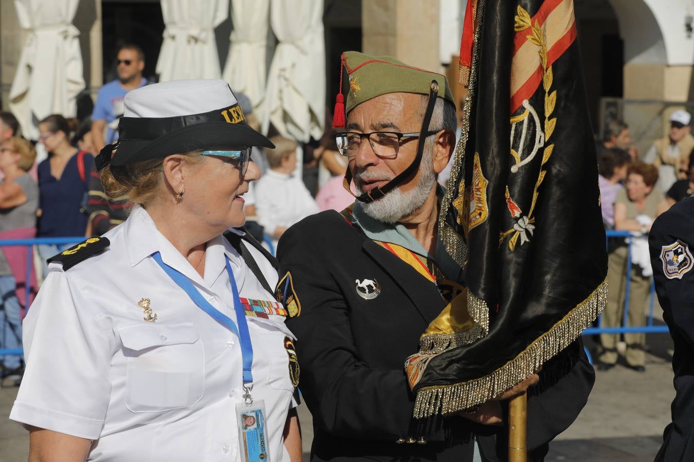 En la Plaza Mayor de Cáceres ha transcurrido el primer desfile fuera de cuarteles de la Hermandad de Veteranos de las Fuerzas Armadas y de la Guardia Civil, que ha congregado a 480 miembros ya jubilados de estos cuerpos de seguridad. El desfile, que ha contado con la presencia del Subsecretario de Defensa, Francisco Javier Varela,además de autoridades locales y regionales.