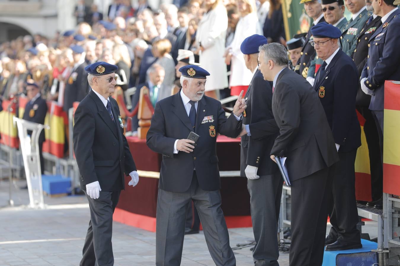 En la Plaza Mayor de Cáceres ha transcurrido el primer desfile fuera de cuarteles de la Hermandad de Veteranos de las Fuerzas Armadas y de la Guardia Civil, que ha congregado a 480 miembros ya jubilados de estos cuerpos de seguridad. El desfile, que ha contado con la presencia del Subsecretario de Defensa, Francisco Javier Varela,además de autoridades locales y regionales.