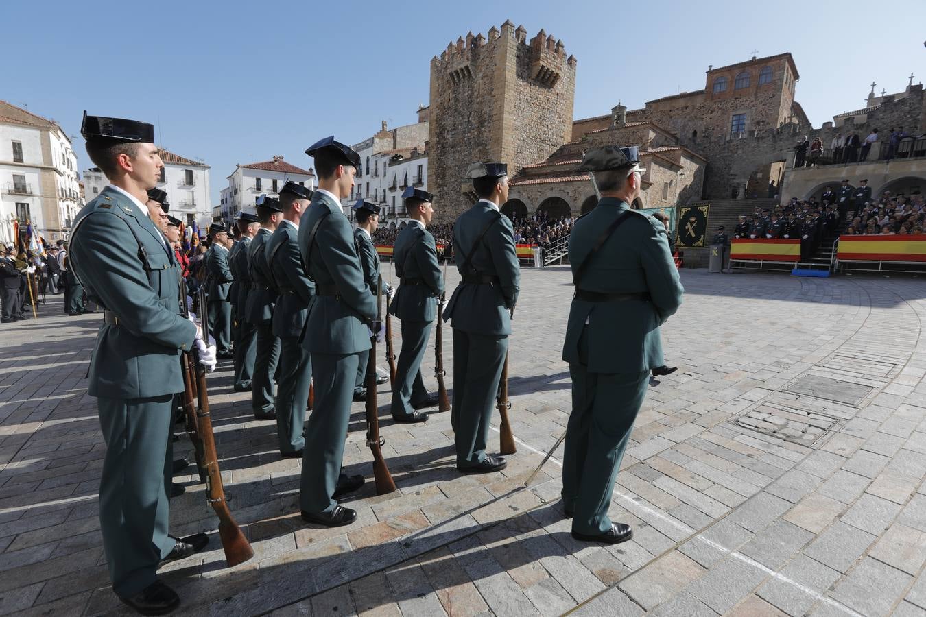 En la Plaza Mayor de Cáceres ha transcurrido el primer desfile fuera de cuarteles de la Hermandad de Veteranos de las Fuerzas Armadas y de la Guardia Civil, que ha congregado a 480 miembros ya jubilados de estos cuerpos de seguridad. El desfile, que ha contado con la presencia del Subsecretario de Defensa, Francisco Javier Varela,además de autoridades locales y regionales.
