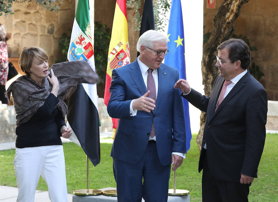 Frank-Walter Steinmeier se ha encontrado en el Teatro Romano con un grupo de compatriotas que visitaban Mérida