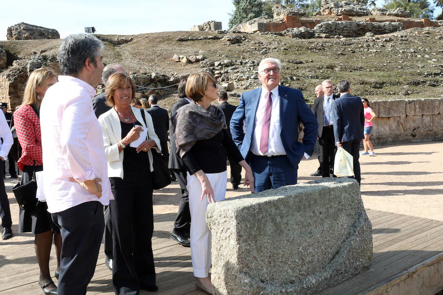 Frank-Walter Steinmeier se ha encontrado en el Teatro Romano con un grupo de compatriotas que visitaban Mérida