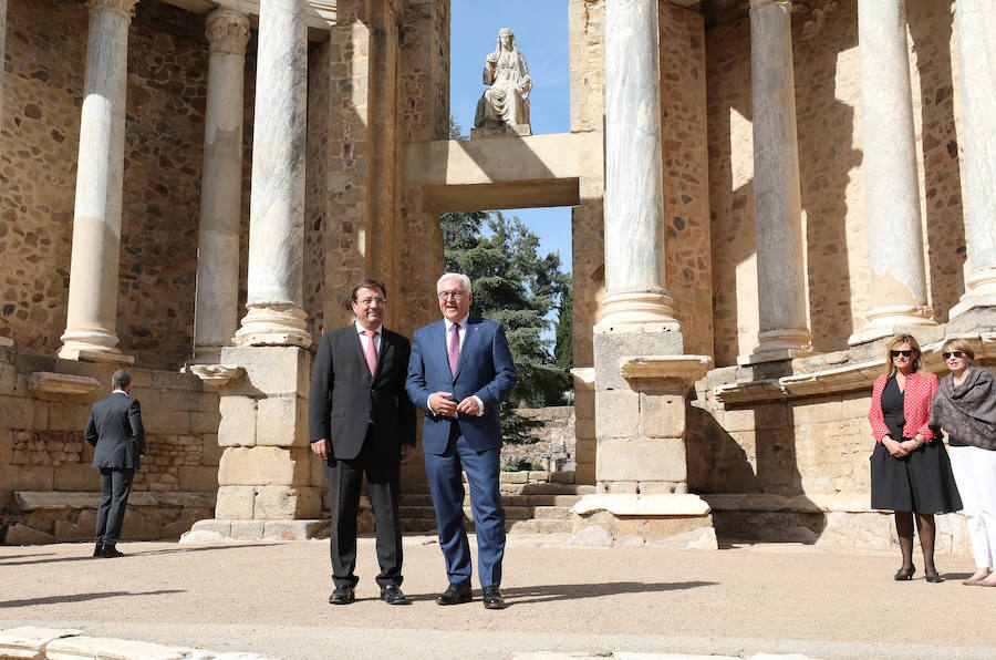 Frank-Walter Steinmeier se ha encontrado en el Teatro Romano con un grupo de compatriotas que visitaban Mérida