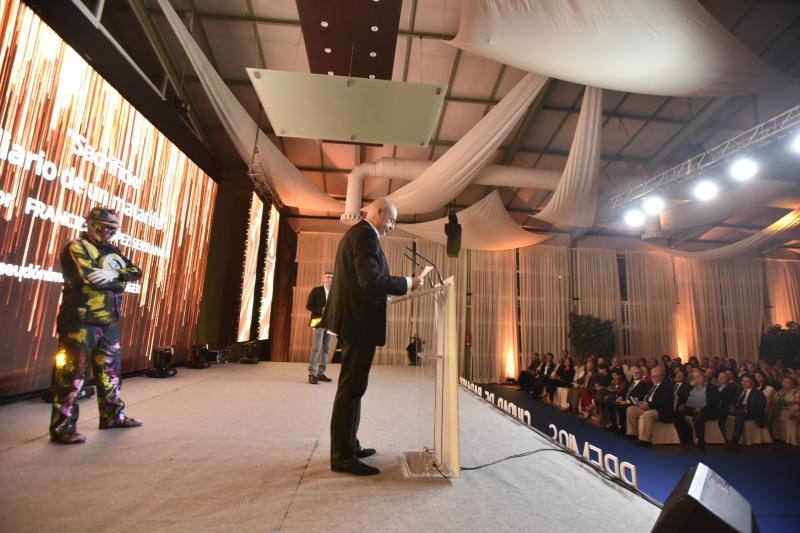 El Palacio de Cristal del Hotel Río acogió la entrega de unos galardones que ya reconocen a seis disciplinas: poesía, novela, periodismo, escultura, pintura y fotografía