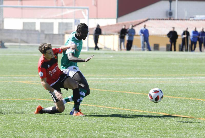 Los tantos de Eloy Jiménez y Alberto Delgado dieron la vuelta a un golazo desde medio campo de Monroy para un digno Montijo